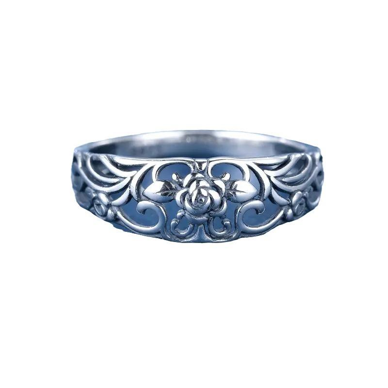 A Delicate Hollowed-out Rose Patterned Ring, Exuding A Romantic and Beautiful Charm. A Romantic Token of Love.