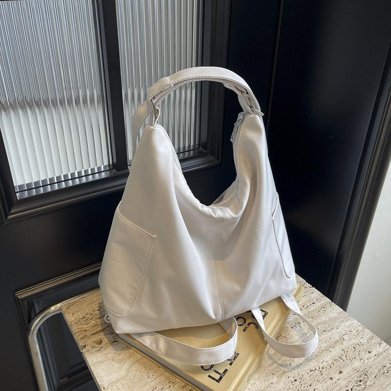 

This year s leisure new solid color leisure large-capacity Korean version of foreign style fashion daily leisure shoulder bag messenger bag