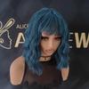 Natürliche Blaue Kurze Lockige Perücke für Damen - Schulterlanger Gewellter Bob mit Pony | Synthetisches Hitzebeständiges Haar