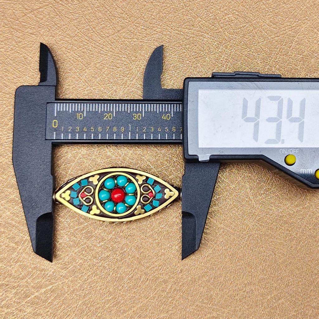 Nepalski Ręcznie Robiony Naszyjnik z Sześciosylabową Mantrą z Mosiężnymi Inkrustowanymi Koralikami