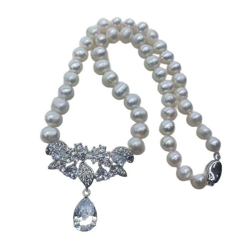 Elegant Korean Style Freshwater Pearl Silver Water Drop Pendant Necklace for Women with Gentle Clavicle Chain and Oval Accent.