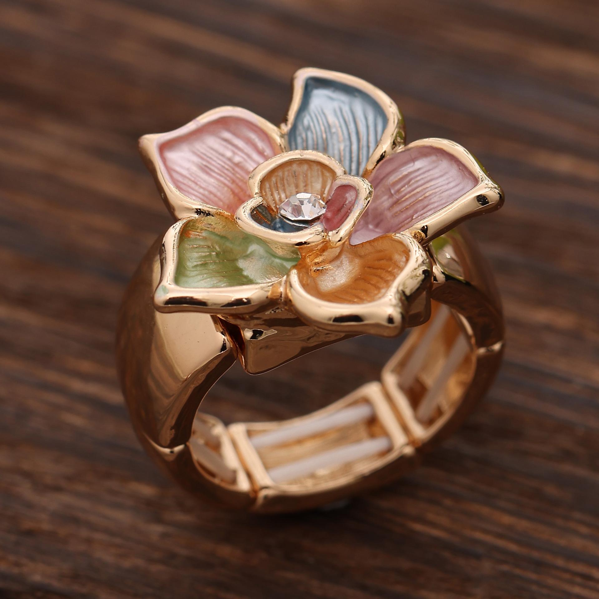 

Ladies Fashionable and Versatile Plum Blossom Ring Spring Five Colorful золотий