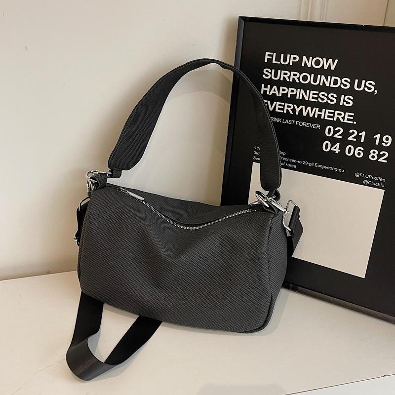 Niche fashion underarm bag women's bag 2025 new simple pillow bag versatile shoulder crossbody bag one piece dropship