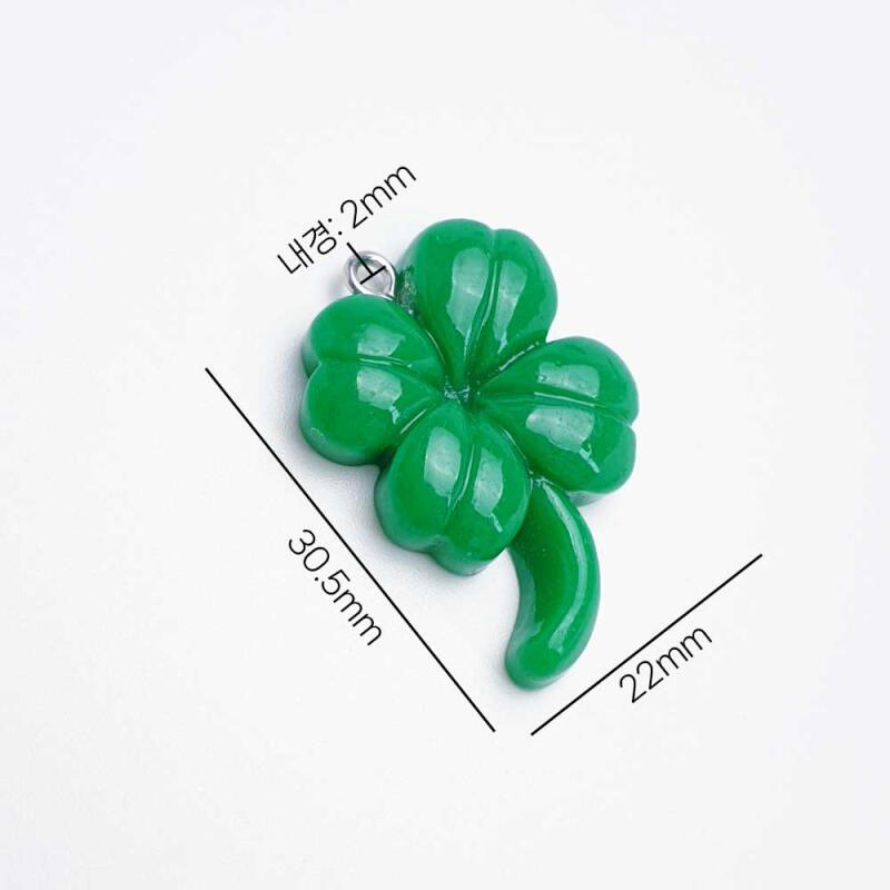 Pearl-colored four-leaf clover keychain pendant accessory