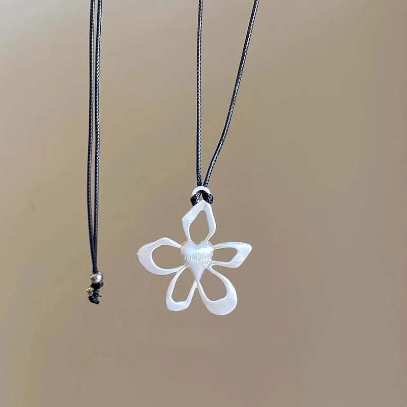 Korean Sweet Love Heart Flower Pendnat Necklace for Women Men Fashion Geometric Long Sweater Chain Necklace Neck Chain Jewelry