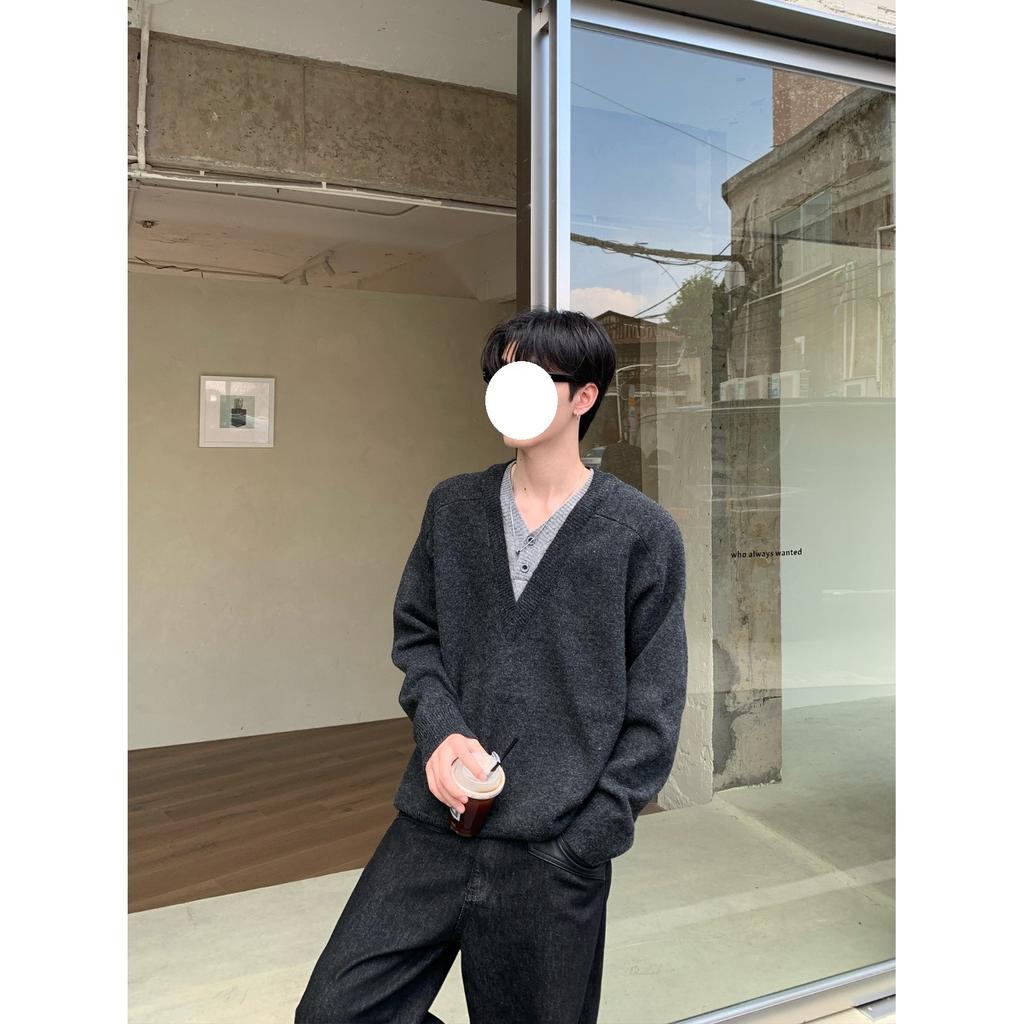 Dark gray V-neck fake two-piece knitted sweater jacket men's autumn wear Korean version of college style lazy bottoming sweater