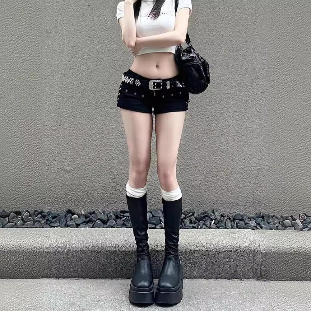 

Стиль Y2K Плюс Размер С Низкой Посадкой Приталенные А-силуэта Джинсовые Супершорты - Европейский и Американский Ретро Трендовые Женские Горячие Шорты. M: Height 155-165CM (47.5kg-54kg)