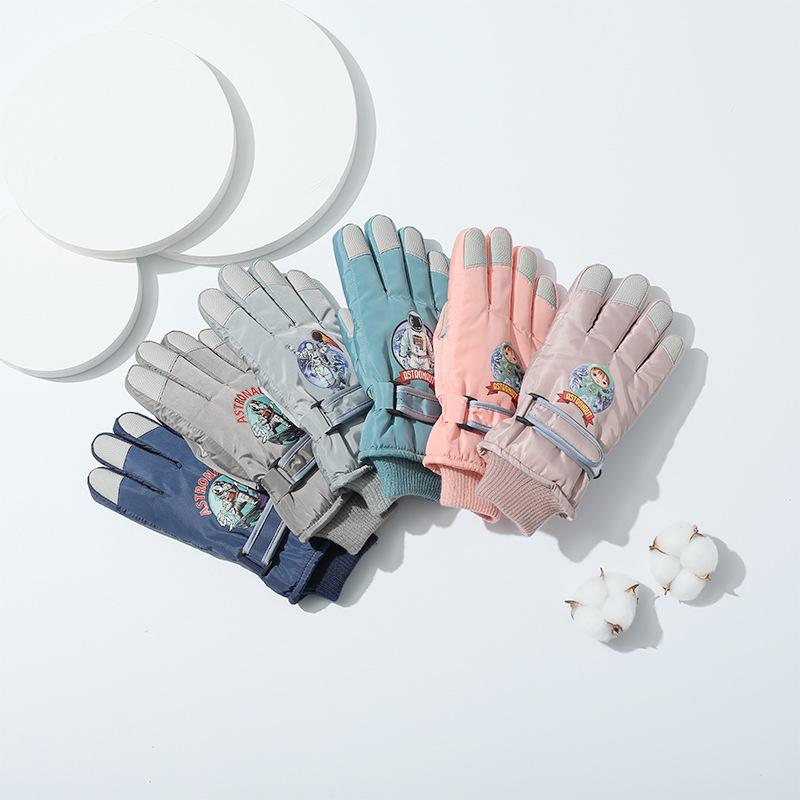 Children's ski gloves to keep warm