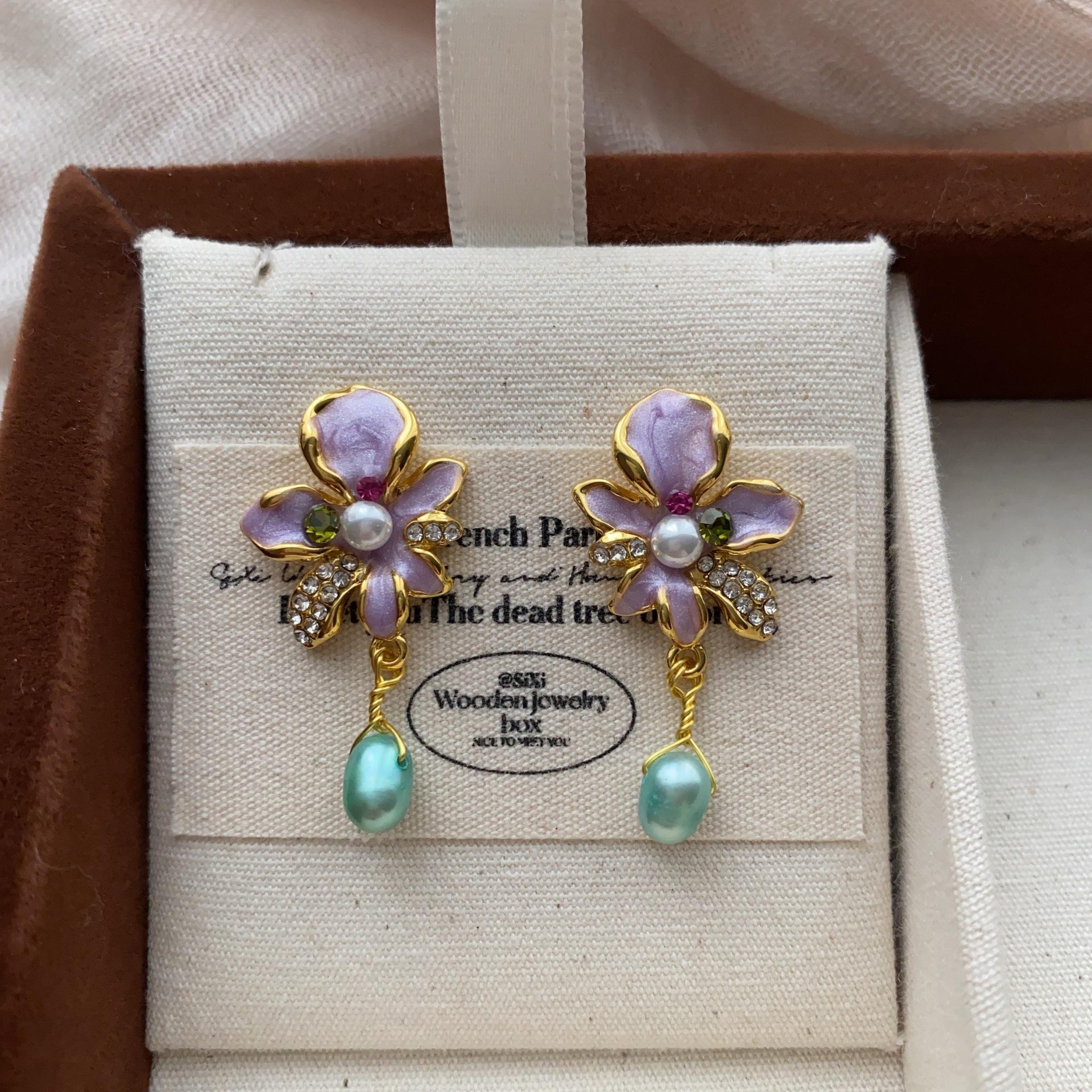 Customized natural pearl earrings for women, retro flowers, medieval niche design, new stud earrings, new Chinese women