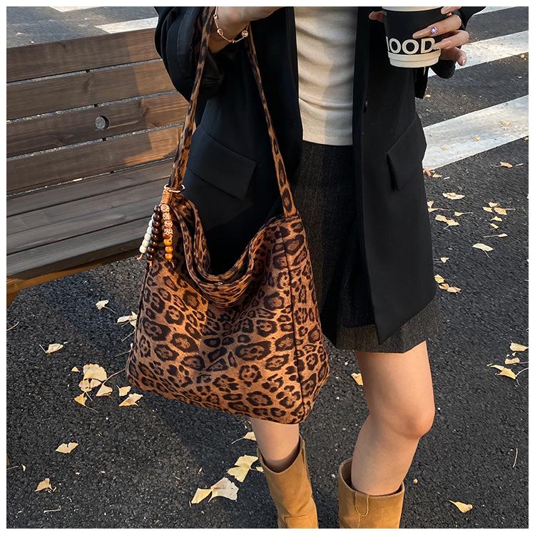 Leopard Print Suede Women's Bag - Autumn/Winter Large Capacity Retro Shoulder Bag, Trendy & Popular for Commuting.