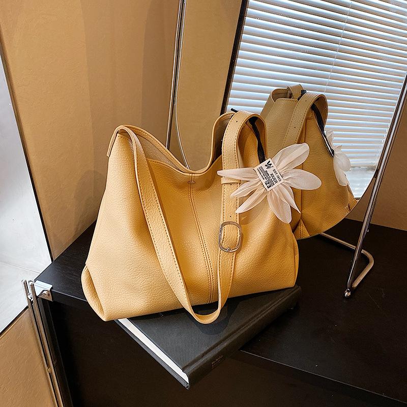 Large capacity slack underarm bag women's new shoulder messenger tote bag commuter bucket big bag