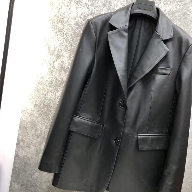 Schicker und anspruchsvoller Anzugblazer aus Kunstleder, hochwertig und elegant, minimalistisches Design, mittellange Freizeitjacke