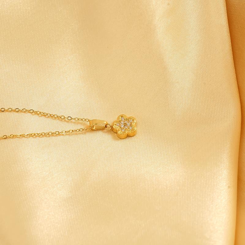 Exquisite And Beautiful Titanium Steel Flower-Shaped Pendant With Diamonds And Gold-Plated Non-Fading Women'S Necklace Jewelry