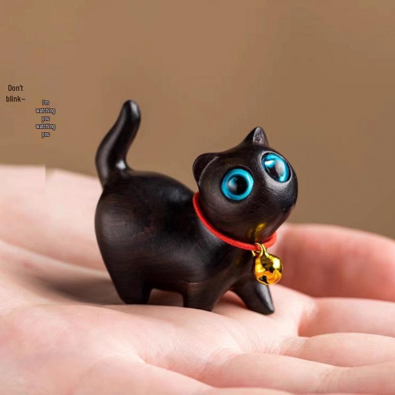 Geschnitzte Sandelholz-Figur einer selbstbewussten Katze: Süßes Cartoon-Kätzchen Handgefertigtes Geschenk