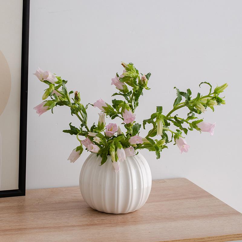 Weiße minimalistische Keramik-Dekorationsvase mit frischen Blumen Wohnzimmer Eingang Schreibtisch Blumenarrangement Dekoration Vasen