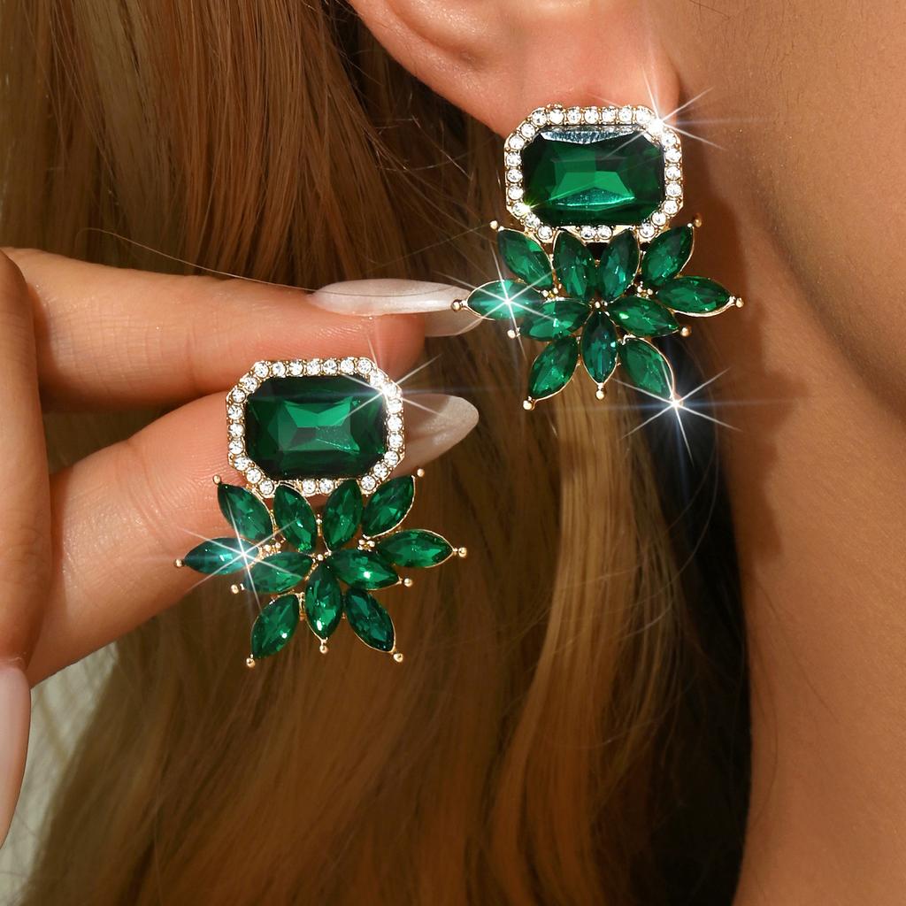 New European and American earrings with high-end and fashionable square rhinestone earrings design, light luxury earrings for wo
