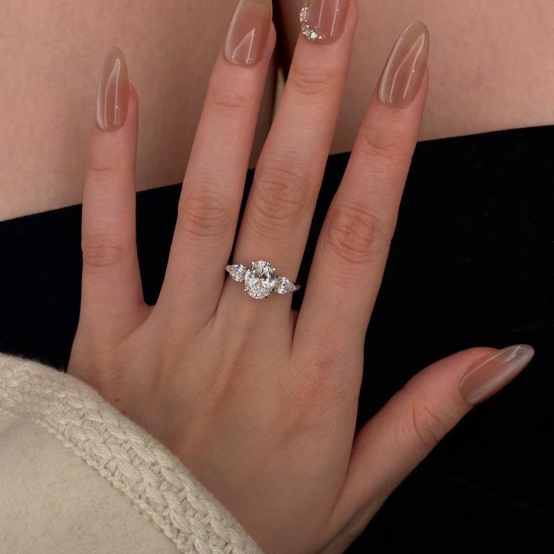 Oval Pigeon Egg, Three-Stone Ring, Women'S Light Luxury, High-End Luxury Wedding Ring, Marriage Proposal, Live Simulation Diamond Ring