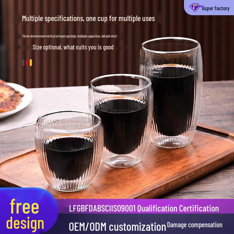 Doppelwandiger High-Borosilikat-Glasbecher - Hitzebeständig, Isoliert für Kaffee, Milch, Frühstück mit vertikalen Streifen.