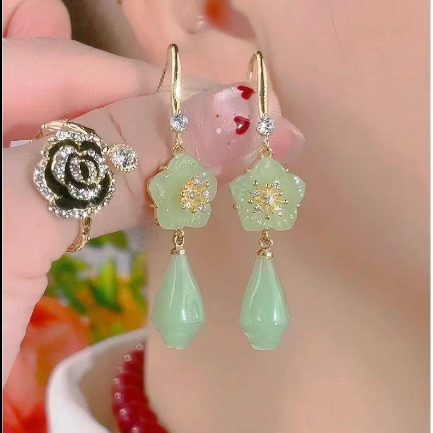 Green Magnolia Flower Water Drop Earrings: Luxurious, Exquisite, Versatile Ear Studs with an Elegant Ancient Chinese Style