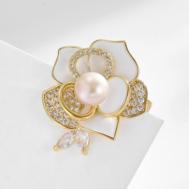 

Korean Camellia Freshwater Pearl Brooch Pin High-End Places Wear New Silk Scarf Buckle Design Sense High-End Complex білий