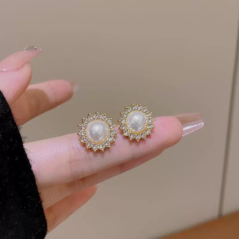 Elegant French Baroque Pearl Stud Earrings - Light Luxury, Versatile, Fashionable, Trendy Women's Ear Jewelry