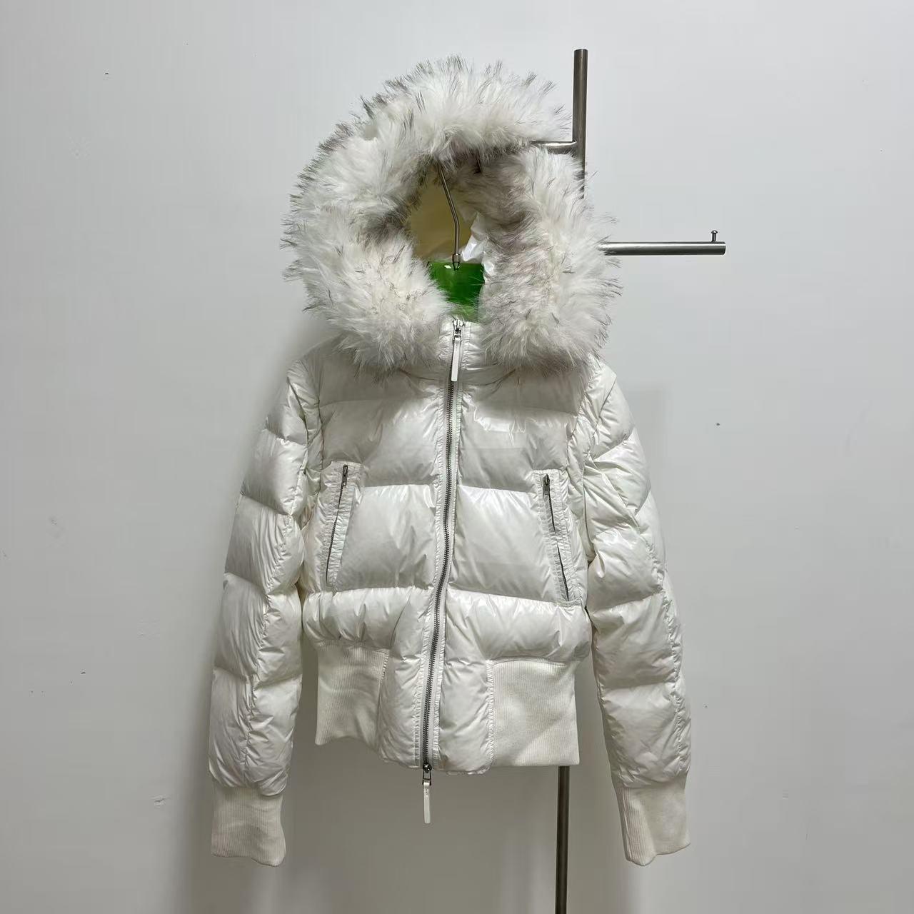 Женское черное облегающее пуховое пальто со съемным меховым воротником L