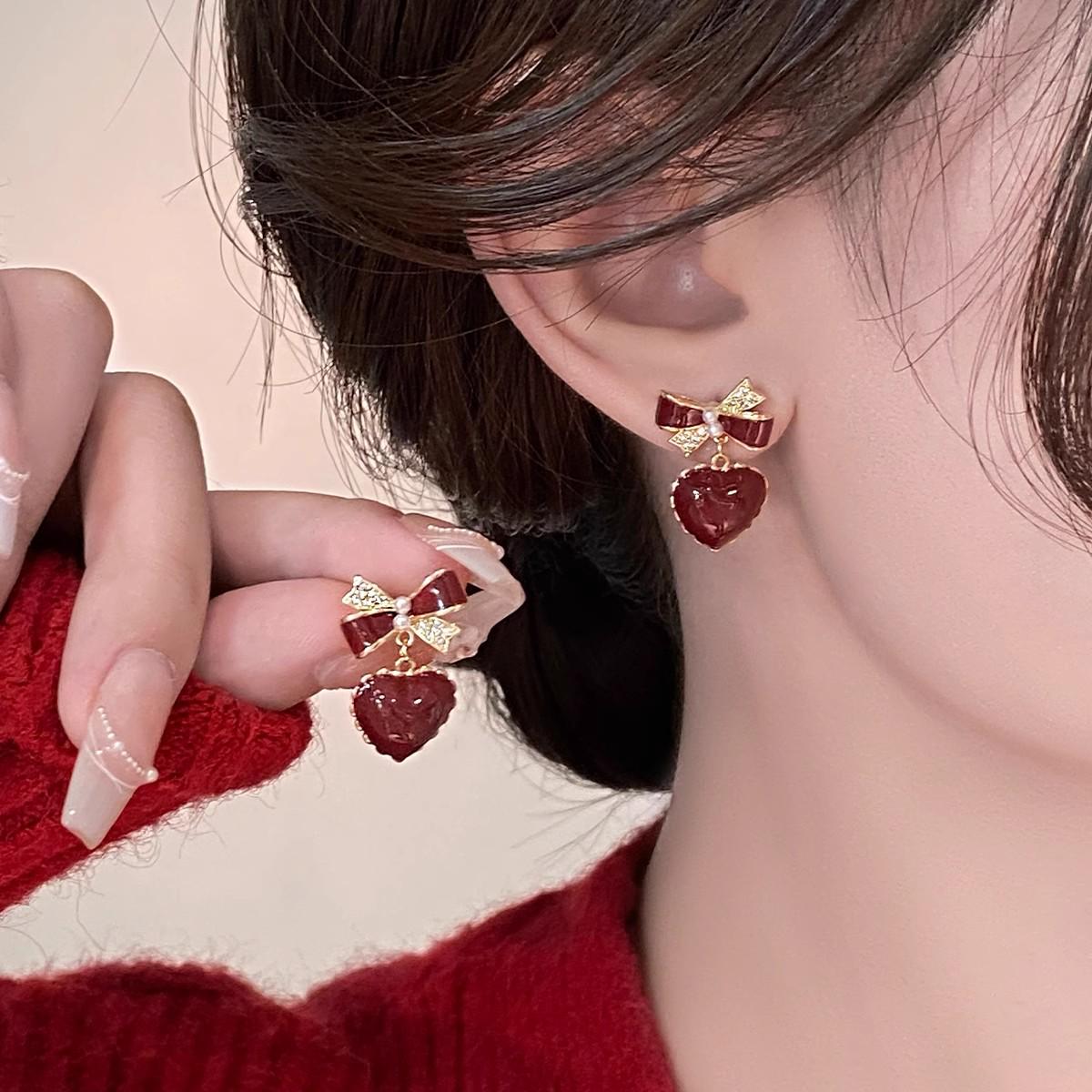 Elegant Retro Red Bow Ear Cuff: No-Piercing Hong Kong Style Autumn/Winter Earrings for Women