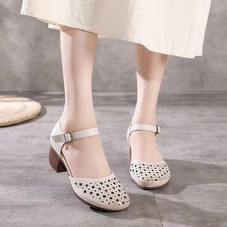 Baotou sandali con tacco spesso romano cavo da donna, estate 2024, nuovi sandali con tacco spesso, superficie in pelle, retrò, testa rotonda cava, scarpe da mamma