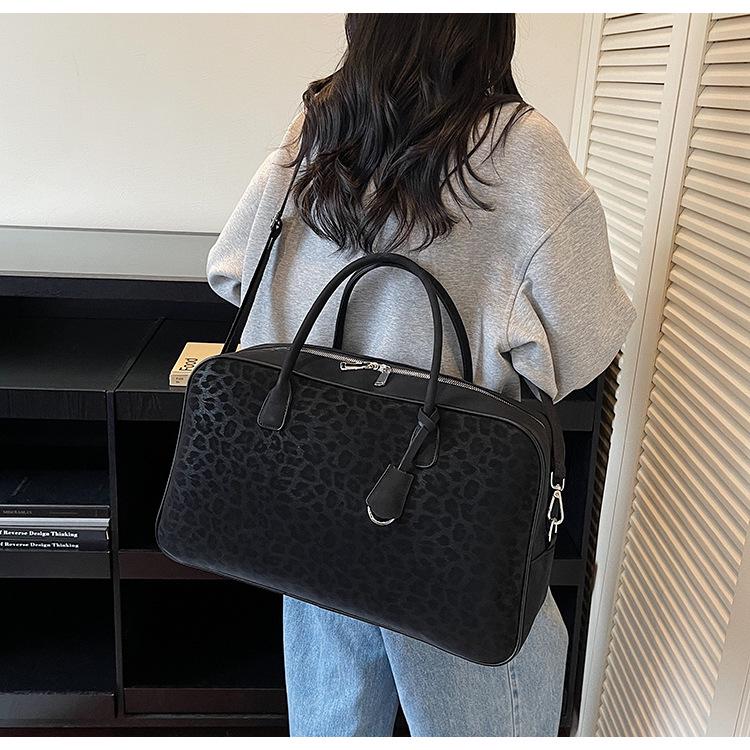 2025 Versatile Large Capacity Crossbody Travel Bag: Lightweight, Fashionable Casual Luggage for Business Trips