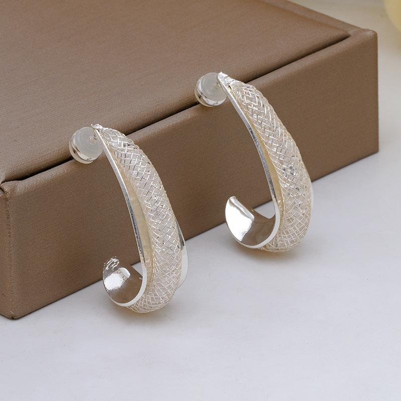 C-förmige Ohrringe Geometrische Runde Netz-Kies-Ohrringe Kupfermaterial Design-Sinn Leichter Luxus Schmuck Gold und Silber