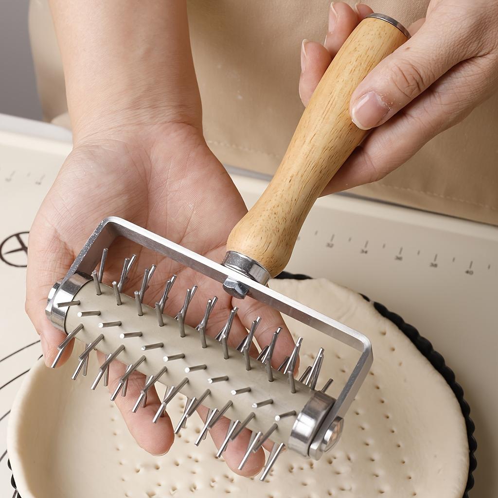 1 Stück Pizza-Perforator Teig-Gitter-Roller Edelstahl Buchenholzgriff Teig-Keks-Backwerkzeug Auto-Blumenrad-Nadel