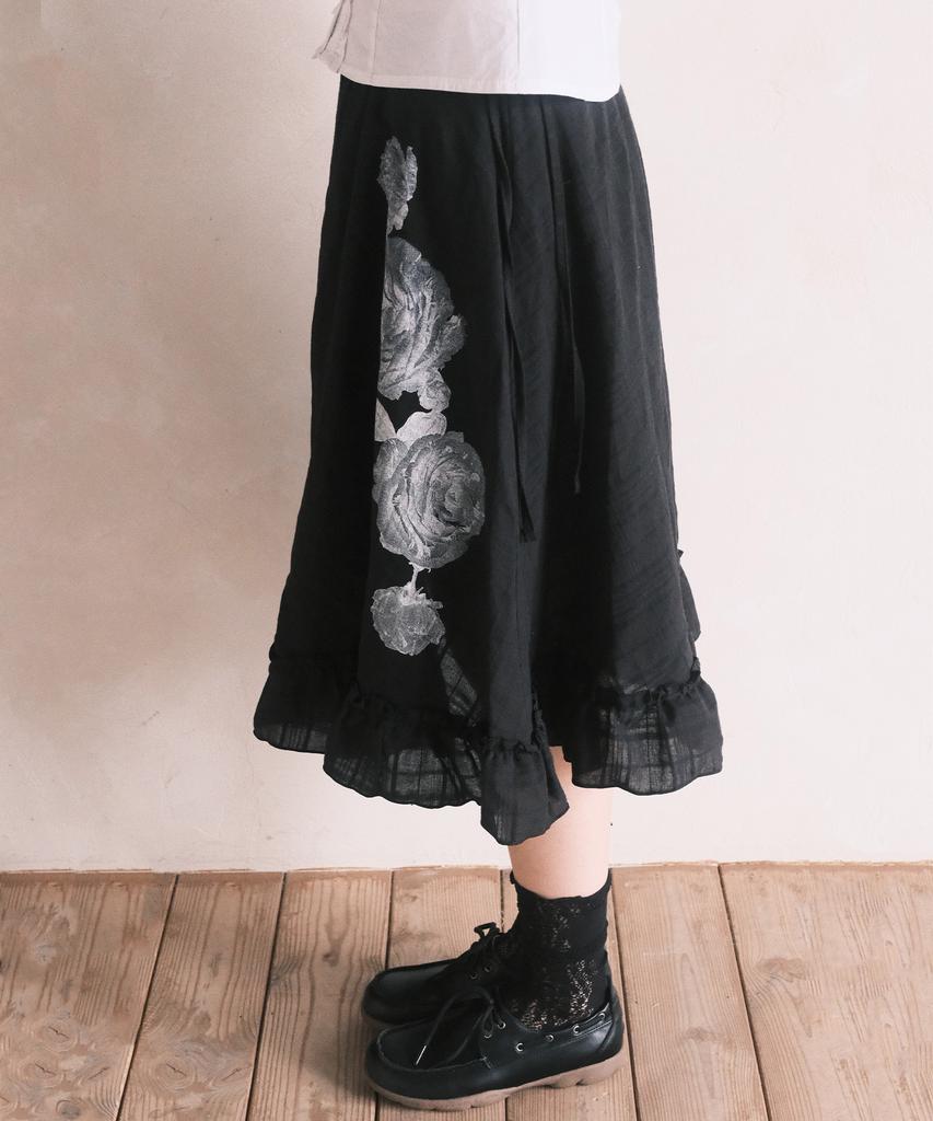 Peulaegeupam Sentimental Rose Skirt (Black)