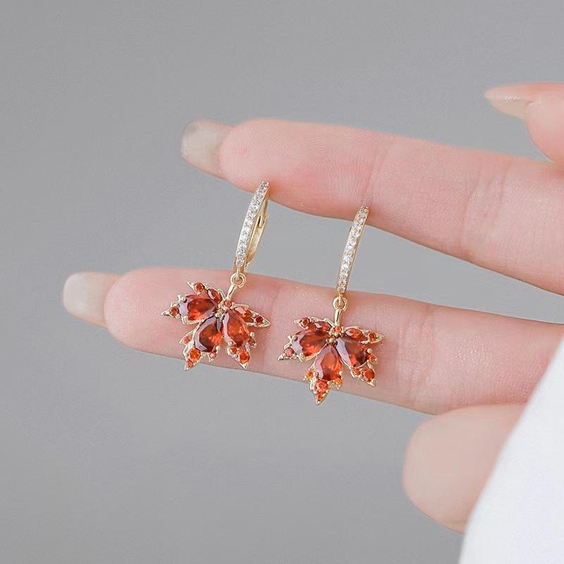 Maple Leaf Necklace Women'S High-End Simple Inlaid Zircon Exquisite Collarbone Chain Star Street Shot Of The Same Style