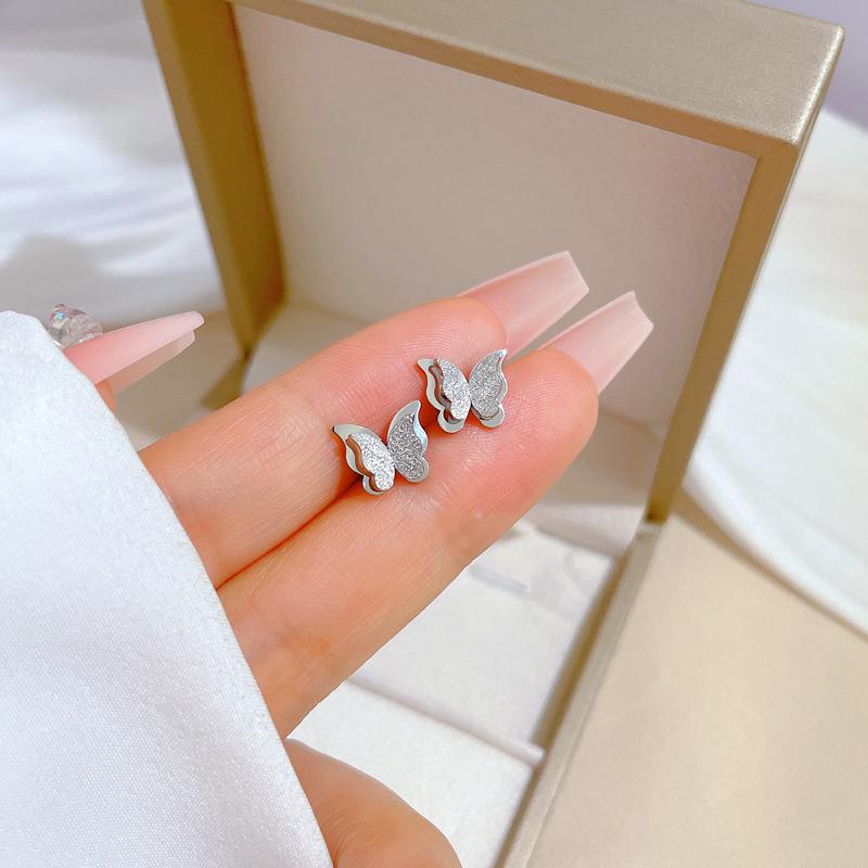 Cercei minimaliști tip stud din oțel titan cu sidef și trifoi cu patru foi - Design androgin pentru temperament individual și eleganță de banchet.