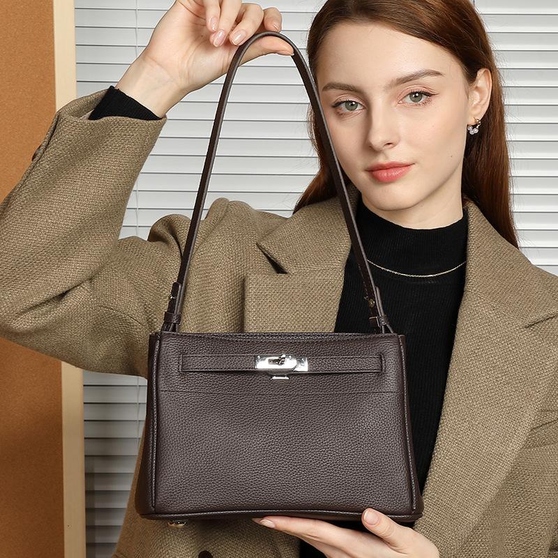 

Женская сумка Baotou Layer Cowhing Lock Fashion Simple Commuter Shoulder Crossbody Small Square Bag Keli Bag 24*10*16 чёрный