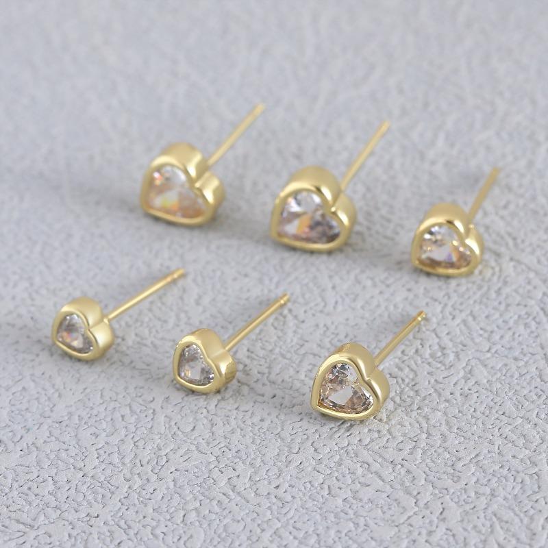 Exquisite Heart-shaped Love Earrings, Elegant and Versatile Accessories. Minimalist and Adorable Ear Studs.