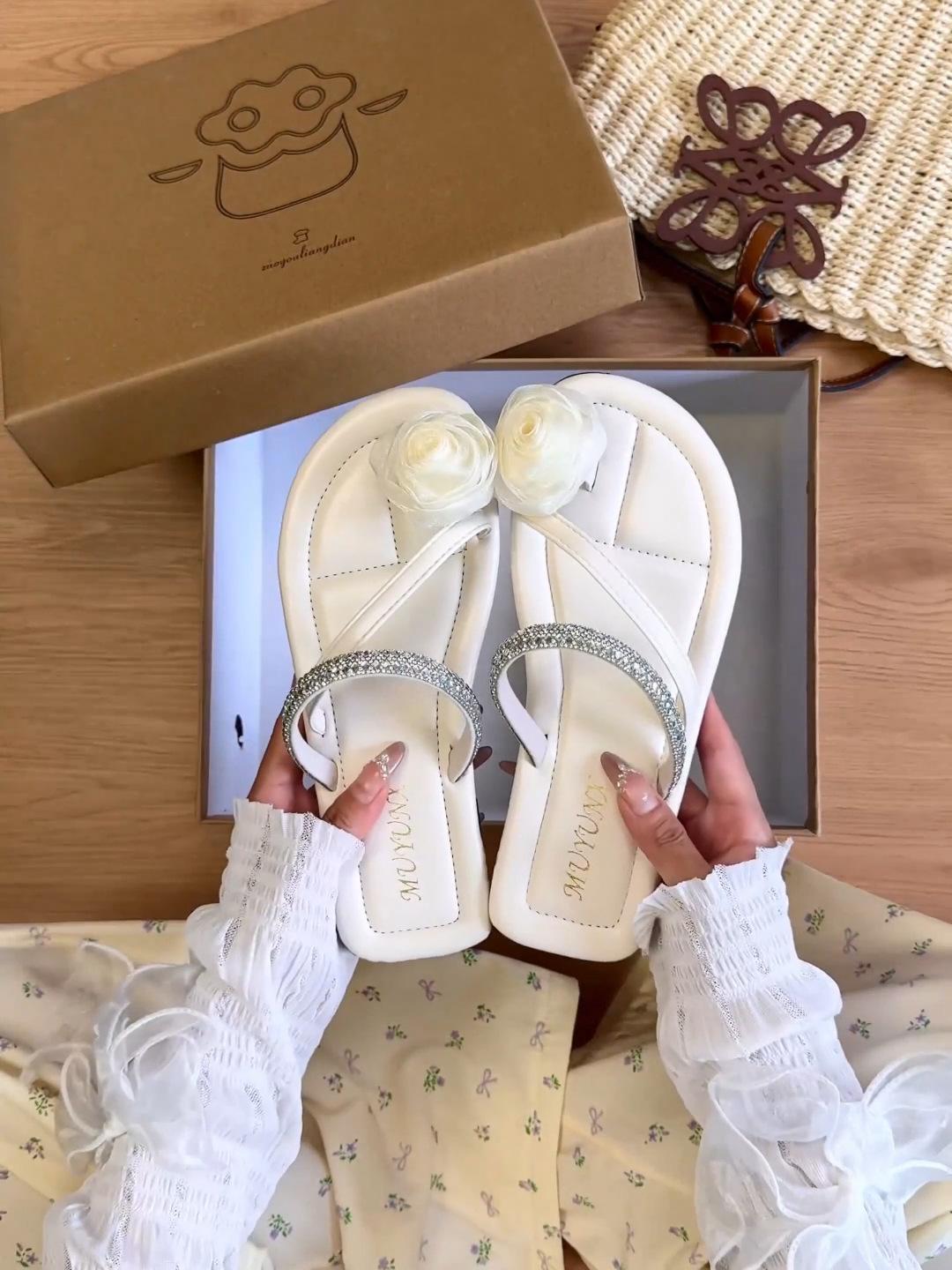 

French flat-bottomed set of toe cool slippers for women s summer wear 2025 new soft bottom with skirt temperament celebrity beach slippers 35