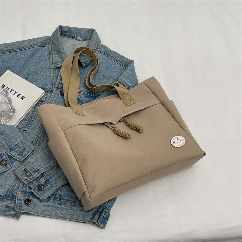 Axelväska med stor kapacitet Kvinnlig resväska Lätt handväska för kvinnor