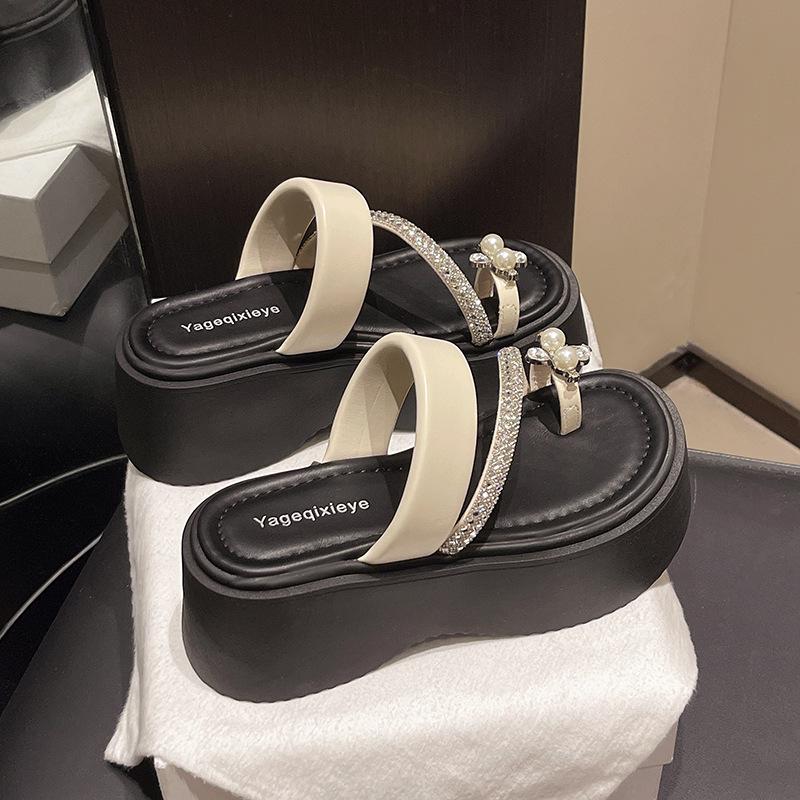 Small height-increasing platform beach shoes for women's summer wear 2025 new high-end silver rhinestone toe slippers