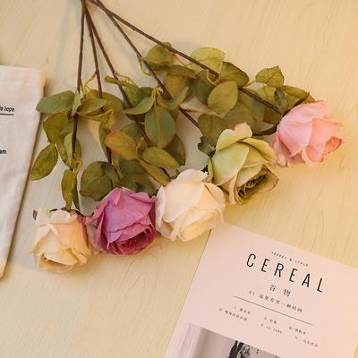 Rosa Artificiale con Bordo Carbonizzato Retrò, Decorazione Tavolo da Pranzo Soggiorno, Composizione Floreale Artificiale in Seta, Oggetti di Scena per Foto