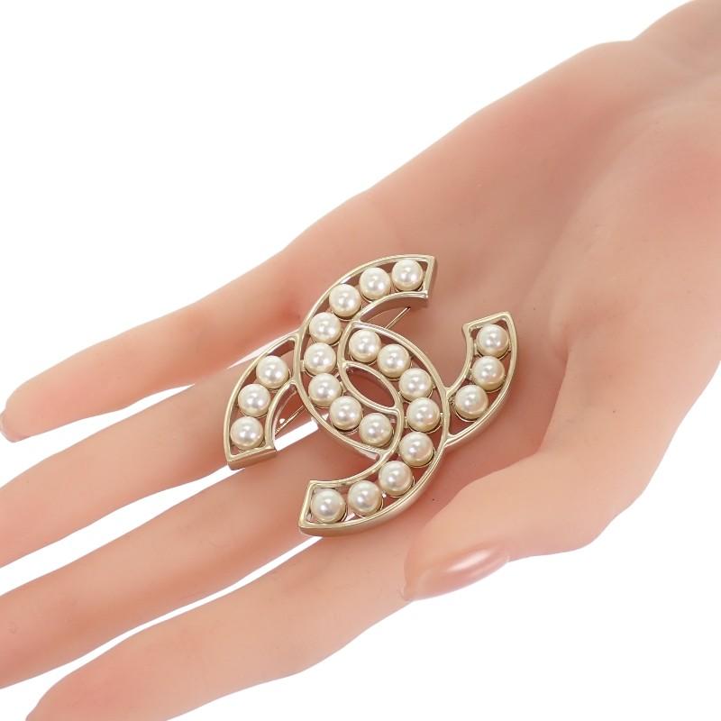 CHANEL  A64978 B14357 Brooch gold/white metal/Fake pearl Women