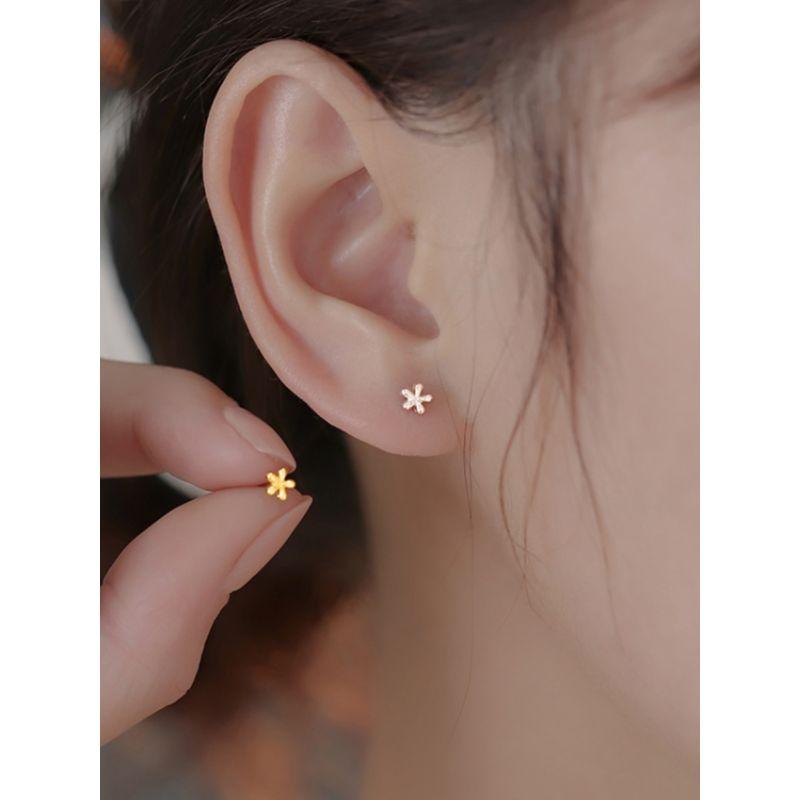 

Korean Style Medical Titanium Steel Mini Flower Sweet Earrings Silver pair