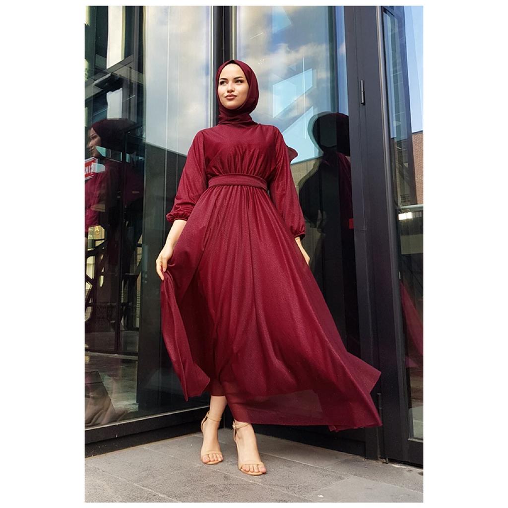 Silbrig-schwarzes Hijab-Abendkleid mit Taillengürtel