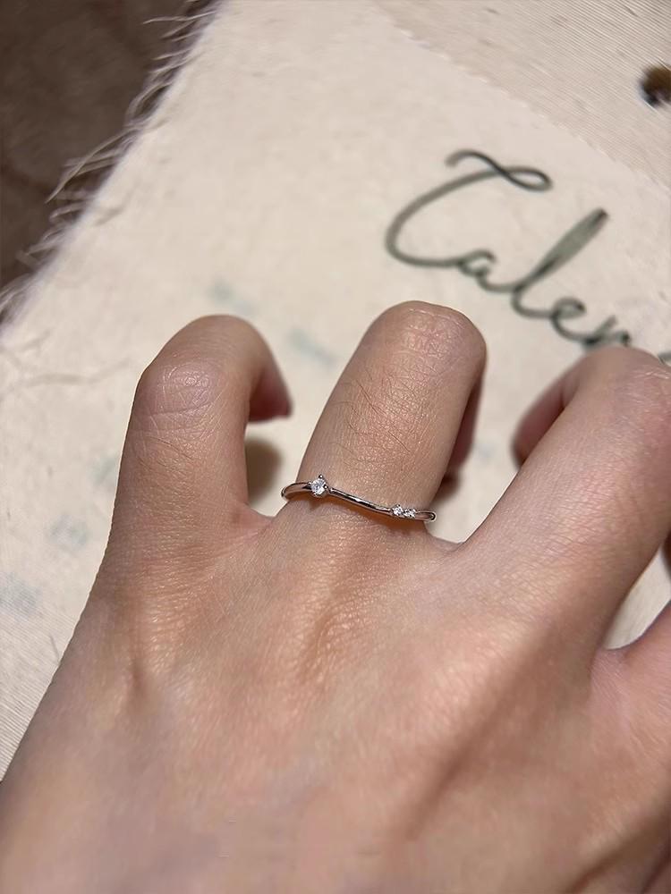 Xiaohongshu-Inspired V-Shaped Cubic Zirconia Ring for Women: Simple, Elegant, Light Luxury Design