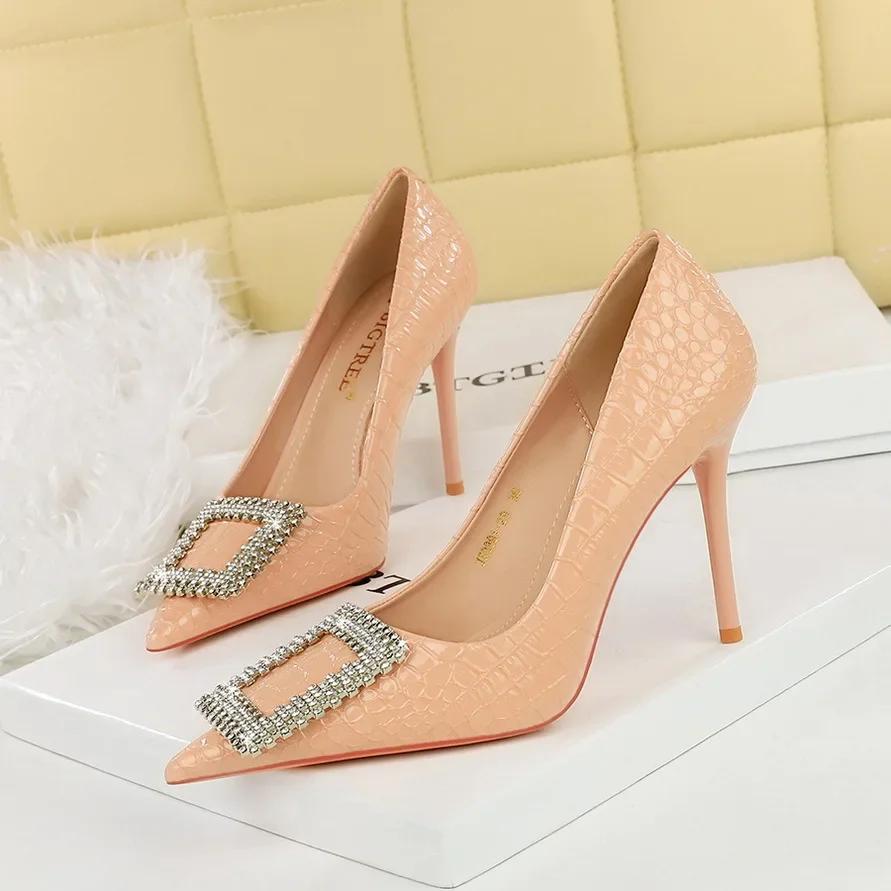 

Women 10cm High Heels Pumps Pointed Toe Metal Buckle Heels Lady Serpentine Glossy Patent Leather Wedding Event Green Nude Shoes 40