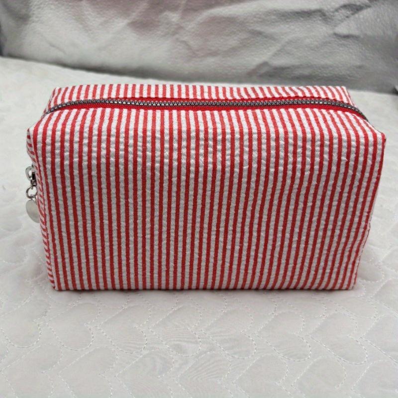 1Pc Seersucker Cosmetic Bag Hand-held Large Capacity Wash Bag Embroidered Stripes Travel Cosmetic Storage Bag for Outdoor Travel Home Storage