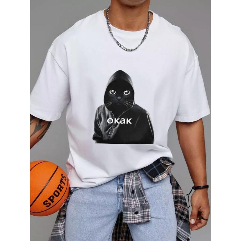 T-shirt girocollo bianca con gatto nero in felpa con scritta Okak, casual, streetwear, alla moda, unisex, ideale per tutti i giorni e per le uscite.