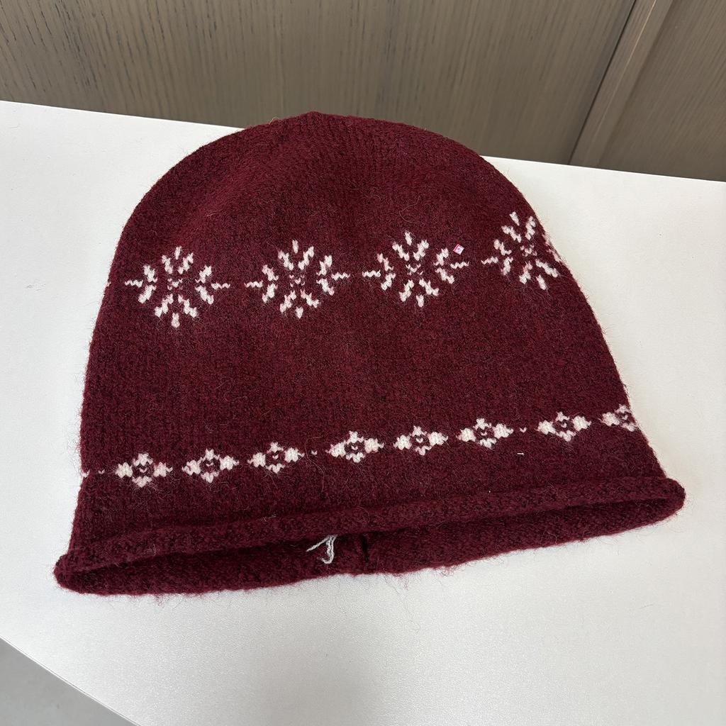 Fair Island jacquard crimped knitted hat women's autumn and winter stacking hat versatile face small cold hat loose wool hat