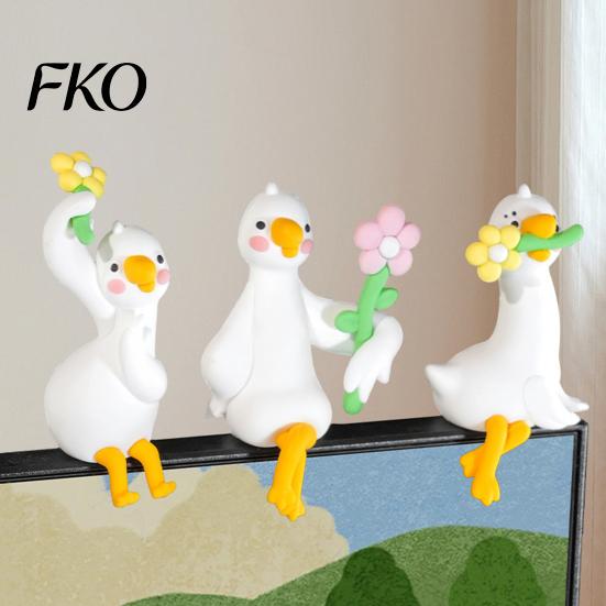 Small Space Decoration Resin Duck Decor for Desk Car Dashboard TV Monitor, Mini Colorful Figurine Figurine, Cute Holding Flower Ornament, Playful Gift