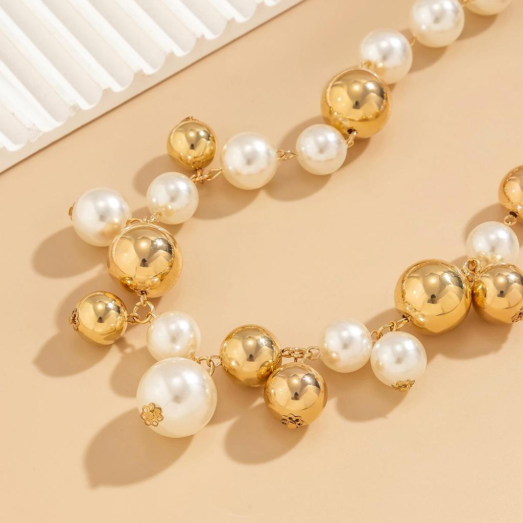 European-American Punk Choker: Oversized Bead, Imitation Pearl Necklace for Women.
